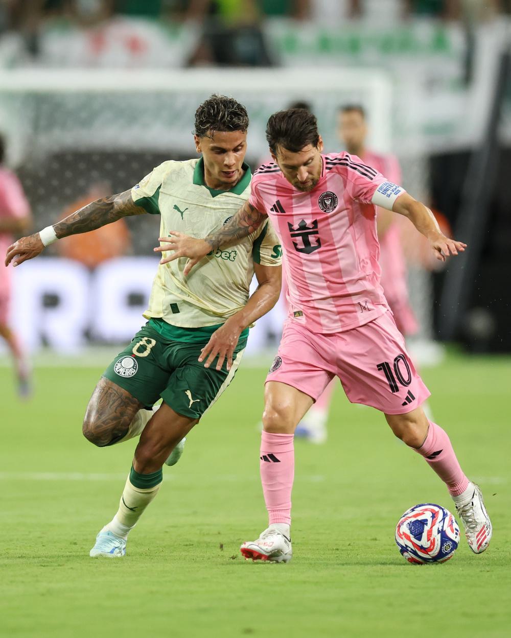 关键时刻欧联焦点战,巴黎圣日耳曼内部沟通,质疑声仍在,身体对抗强度拉满 关键时刻欧联焦点战,巴黎圣日耳曼内部沟通,质疑声仍在,身体对抗强度拉满