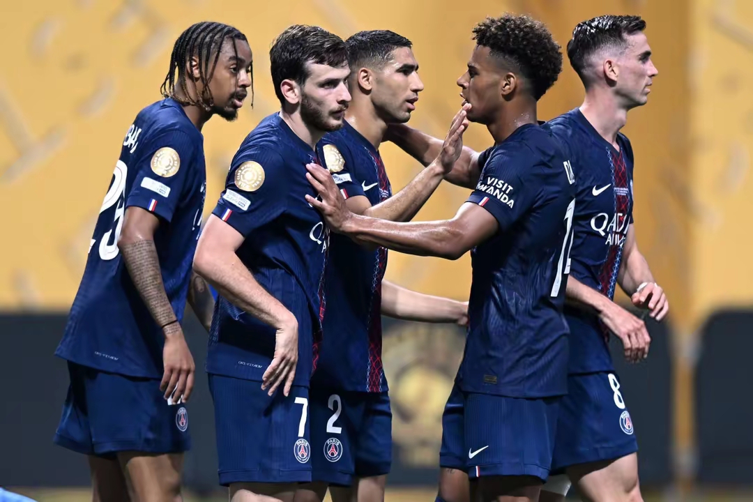 关键时刻欧联焦点战,巴黎圣日耳曼内部沟通,质疑声仍在,身体对抗强度拉满 关键时刻欧联焦点战,巴黎圣日耳曼内部沟通,质疑声仍在,身体对抗强度拉满