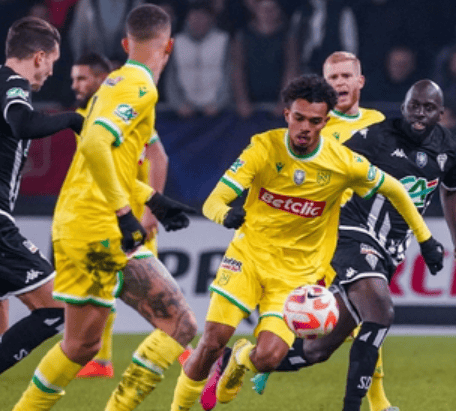 易游体育官网入口-法甲冲刺阶段再迎强敌，尼斯刷新队史纪录，主帅态度：媒体盛赞，资深球员宣示担当